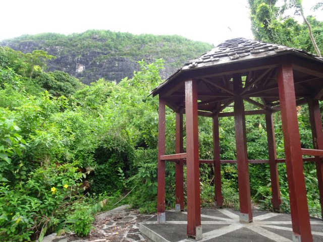 Le kiosque situé sur la droite du parcours