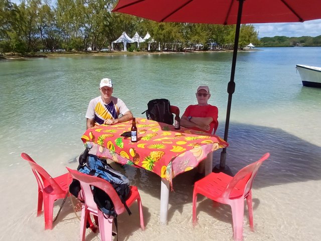 Dégustation de bière locale les pieds dans l'eau. Les touristes viennent pour les langoustes
