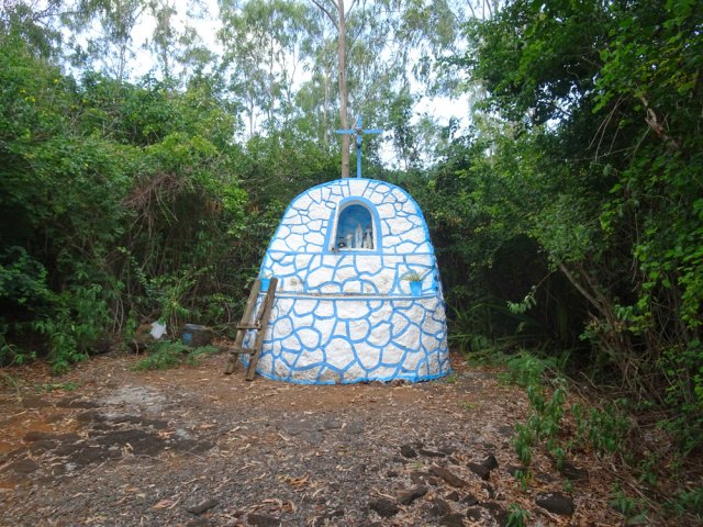 On arrive sur un oratoire nommé ici grotte, en souvenir de Lourdes sans doute