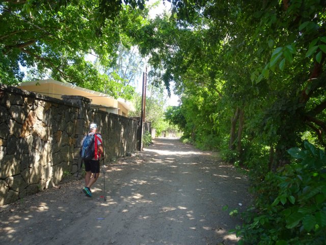 Le parcours longe un mur