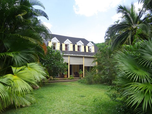 L'entrée du domaine se fait par la case principale