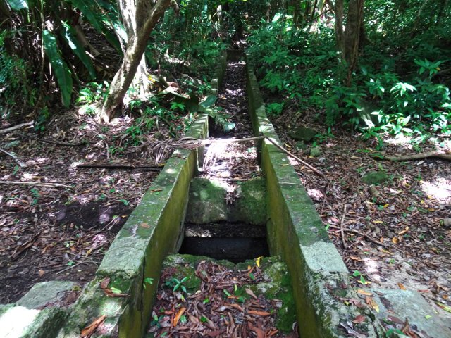 Une petite ravine aménagée pour récupérer l'eau destinée au canal