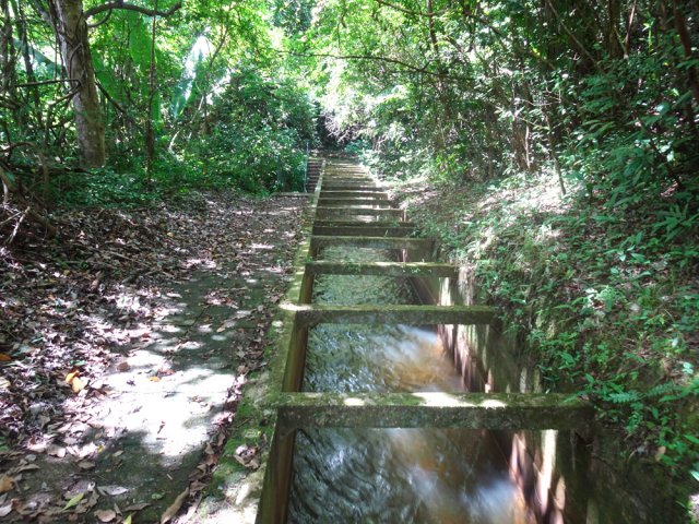 Le canal se poursuit encore sur des kilomètres