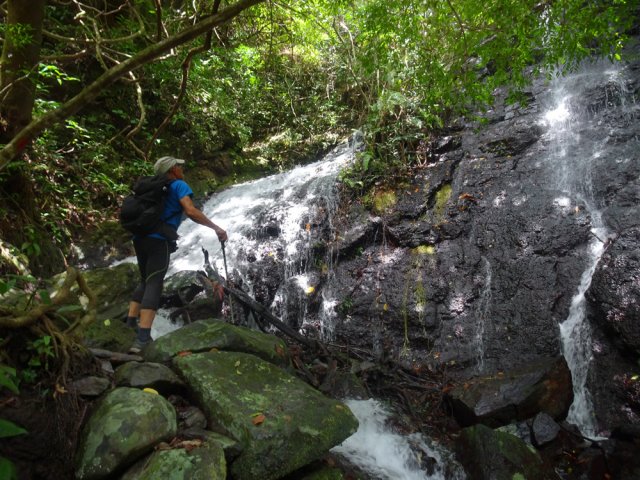 Une quatrième chute qui tombe en toboggan