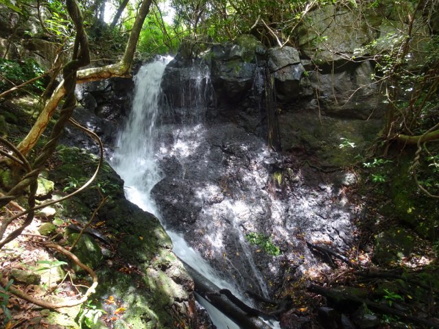 Encore des tuyaux pour récupérer l'eau de la cascade