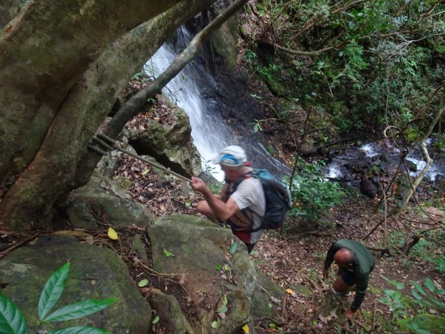 On quitte cette chute avec des cordes pour franchir les rochers verticaux