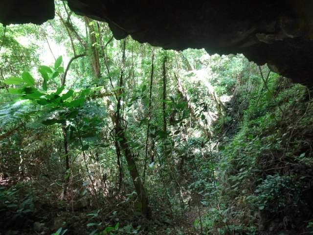Arrêt à une grotte à mi-pente