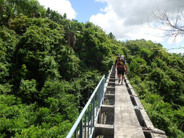 Traversée de l'impressionnante passerelle en longeant l'eau courante