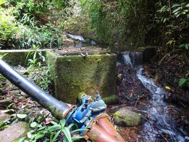 Les installations de pompage en arrivant à la ravine