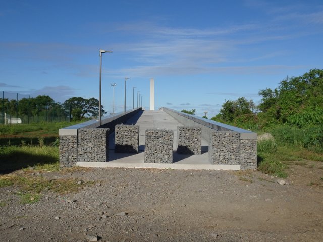 Pour le moment, il faut enjamber la première marche pour se retrouver sur la passerelle