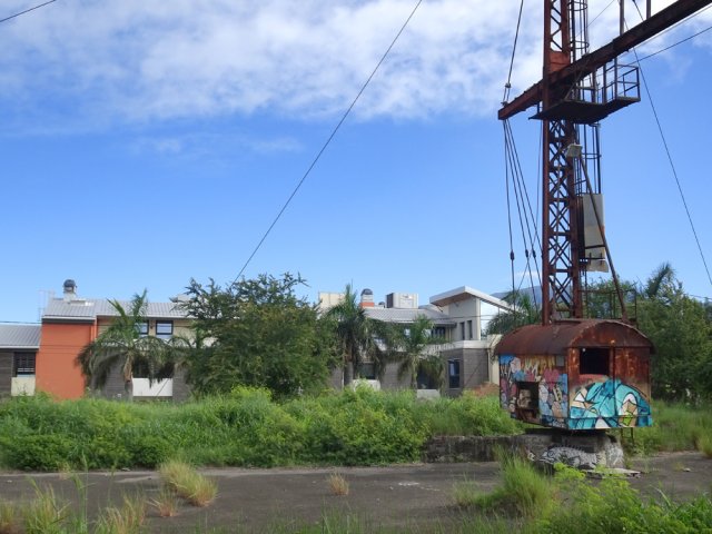 Contraste saisissant entre la clinique et la vieille usine