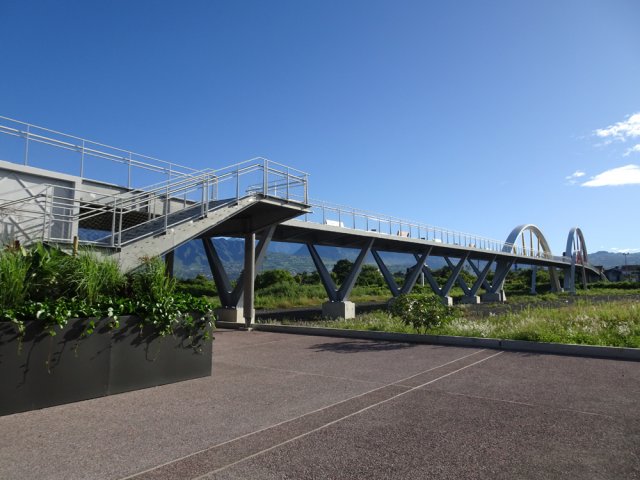 Rejoindre le pont par l'escalier, la rampe ou l'ascenseur