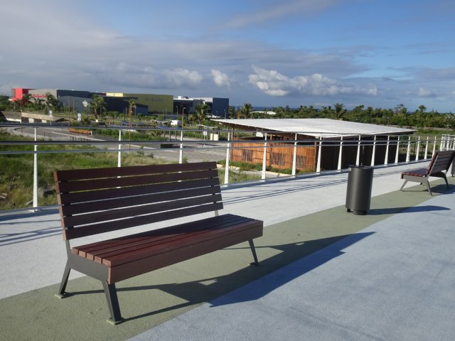 Partout des bancs qui serviront aux promeneurs ou aux sportifs