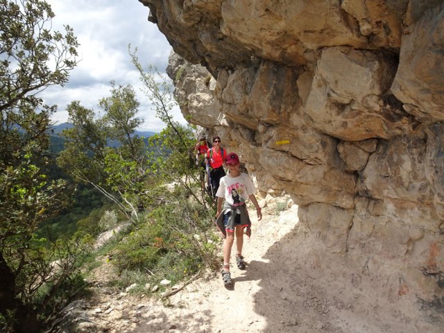 Un des sentiers passe au pied des monolithes