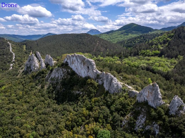 Le drone donne une meilleure idée de la barre rocheuse