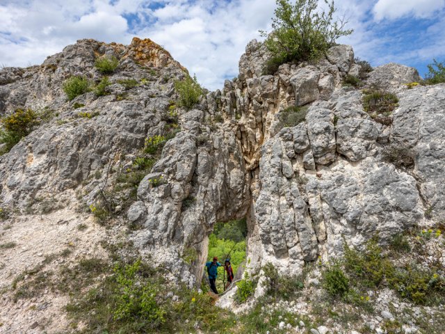 Attention à la glissade pour atteindre le trou naturel percé dans la falaise