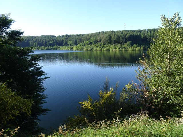 Jamais on ne marche près du lac et il est difficile de s'en approcher