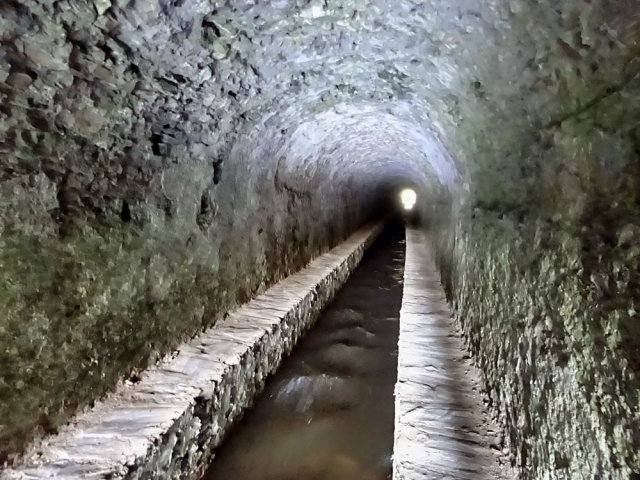 On peut marcher de chaque côté sans forcément avoir une lampe