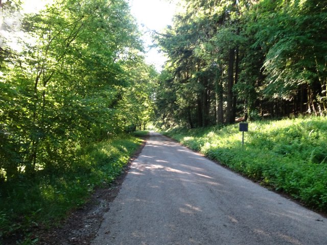 Prendre ensuite la route menant au Barrage de Gravette