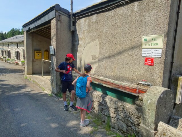 Courte halte à la fontaine d'eau glacée