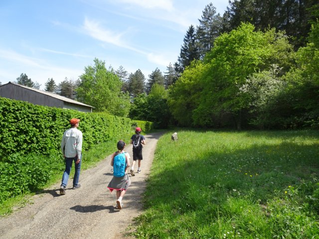 On quitte le village en direction du cimetière