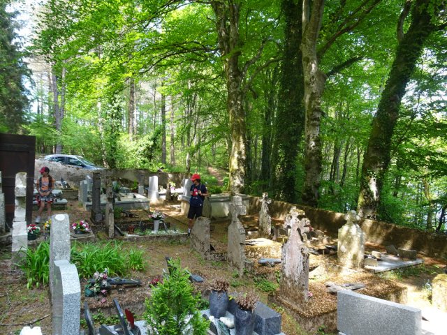 Halte au minuscule cimetière sous les grands hêtres
