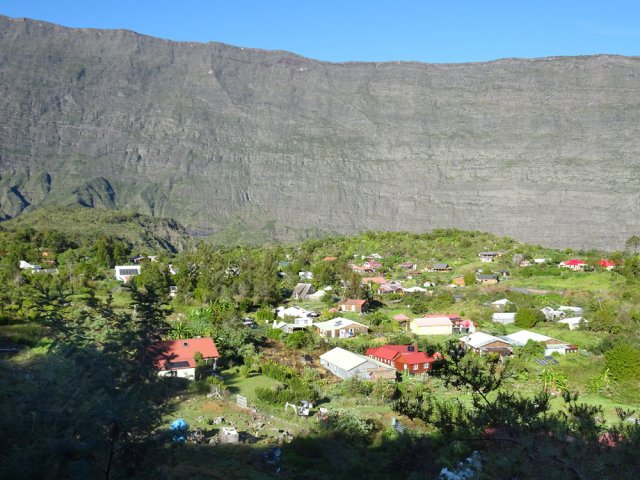 Le sentier remonte de près de 50 m, ce qui permet de dominer tout le plateau