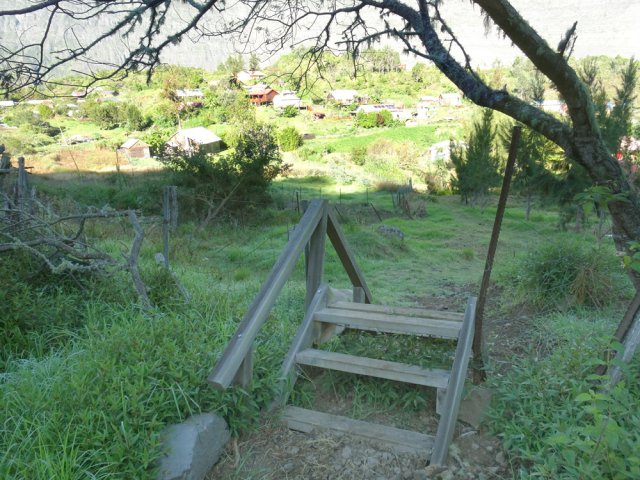 Des clôtures enferment quelques bêtes dans de minuscules prairies
