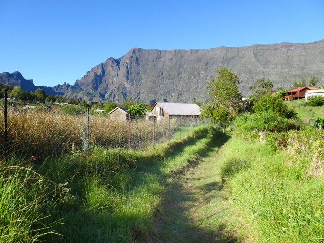 Même envahis d'herbe, les sentiers sont toujours bien entretenus