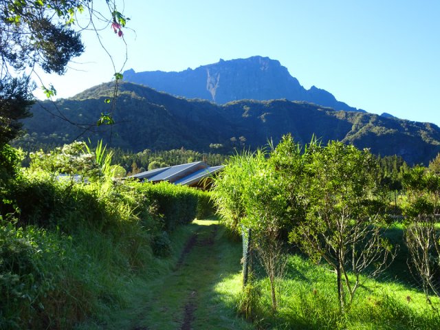Le Gros Morne et le Piton des Neiges dominent le Cirque de Mafate