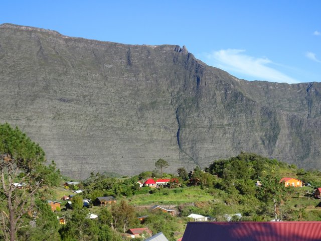 On s'élève un peu pour de larges vues sur les habitations