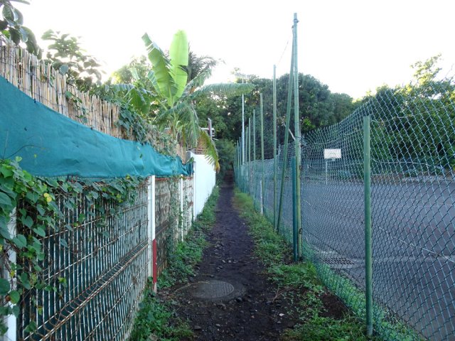 Emprunter le premier raccourci avant les terrains de sport