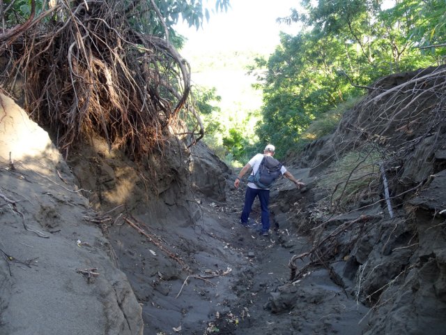 Descente glissante remplissant les chaussures de sable