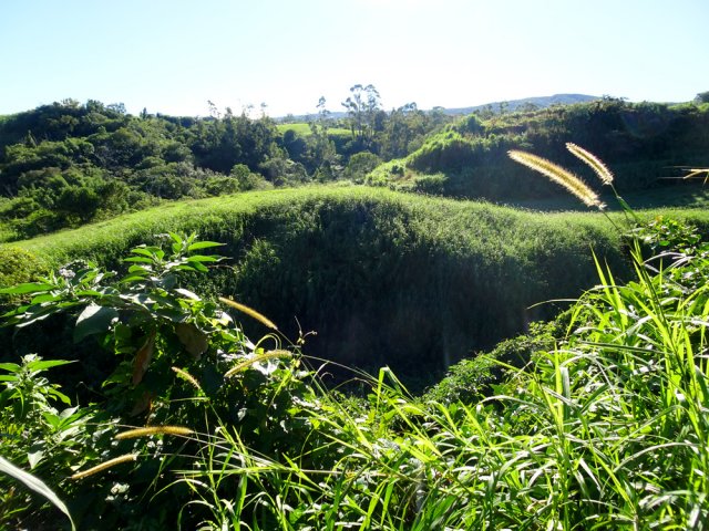 On longe plus loin la ravine qui semble très profonde