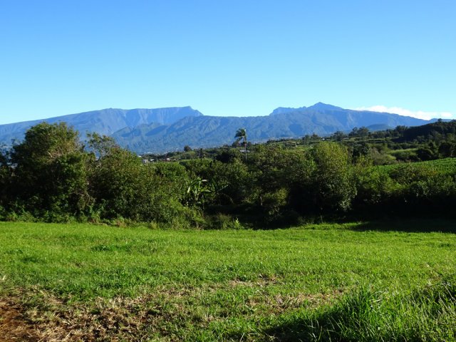 A plus de 800 m, le regard porte loin vers les hauts sommets