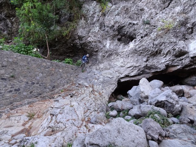La ravine se rejoint plus facilement par la rive droite