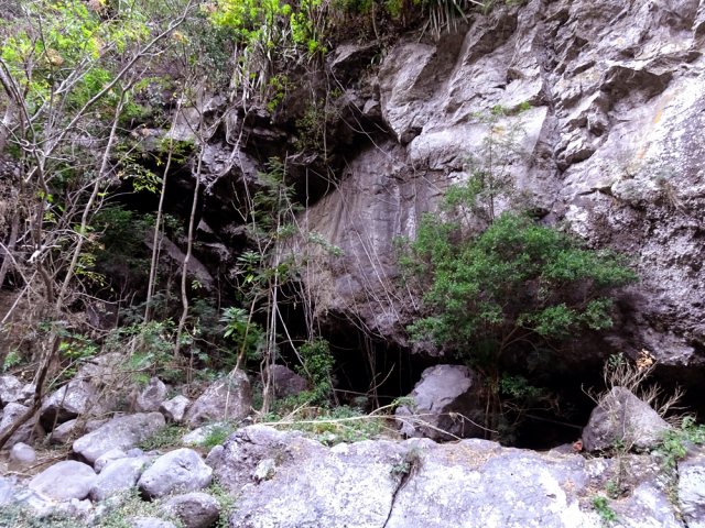 Après 5 minutes de remontée, guetter la grotte en rive gauche