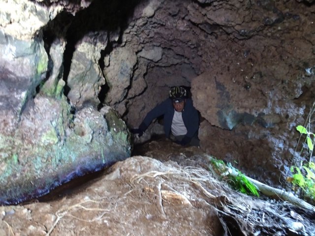 Le boyau est étroit et demande de gros efforts