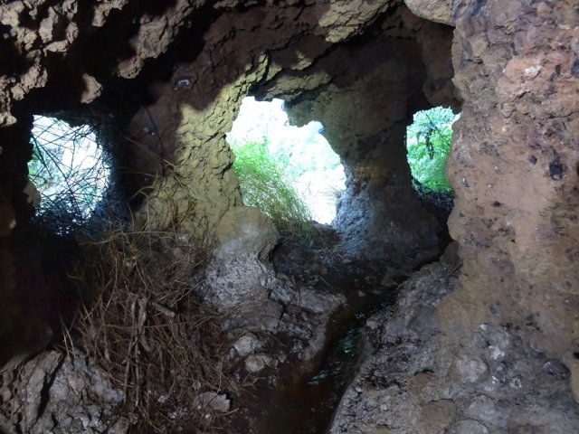 Des fenêtres dans la falaise amènent de la lumière
