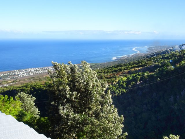 Beaux panoramas sur le lagon et l'océan en parvenant à la Fontaine.