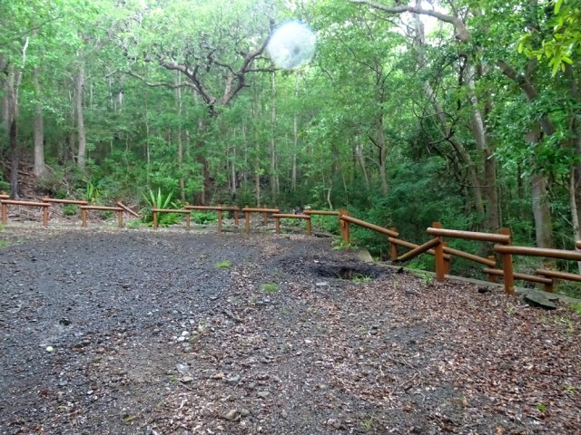 Une large esplanade avant d'entamer la suite sur des chemins