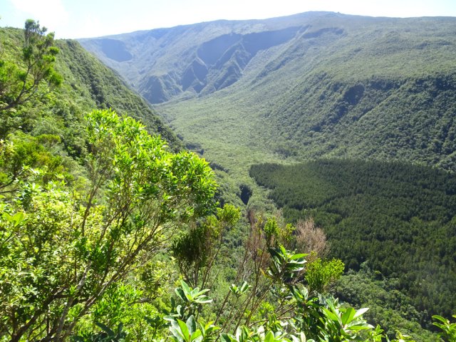 Un petit sentier permet cette fois des vues vers le nord de la vallée