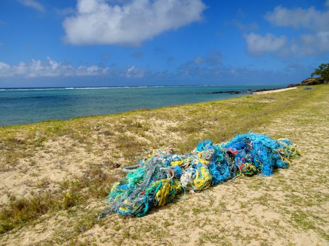 Des kilomètres de cordes et de filets abandonnés