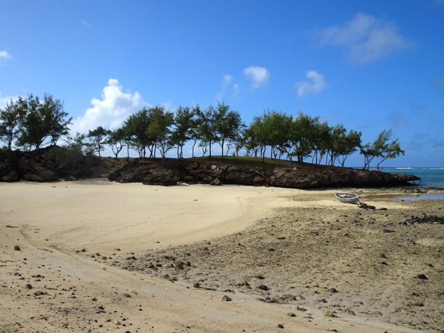 Les premières roches marquent la fin de la plage de Graviers