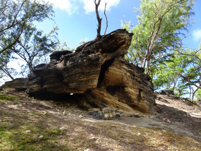 Belle petite montée rocheuse pour s'éloigner des plages