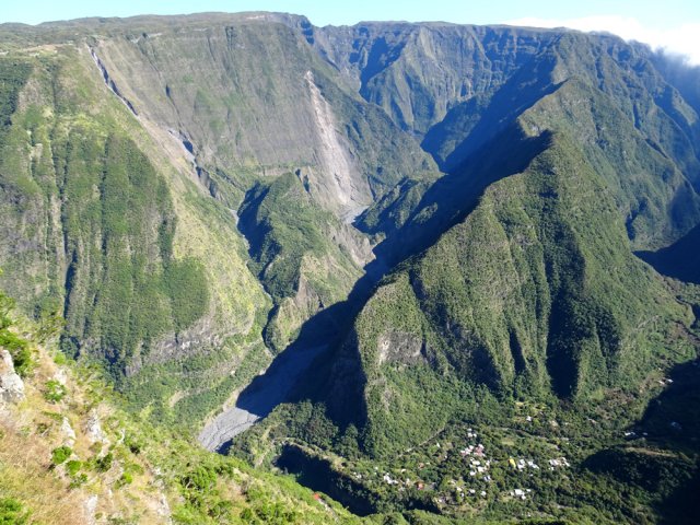La longue vallée des Roches Noires