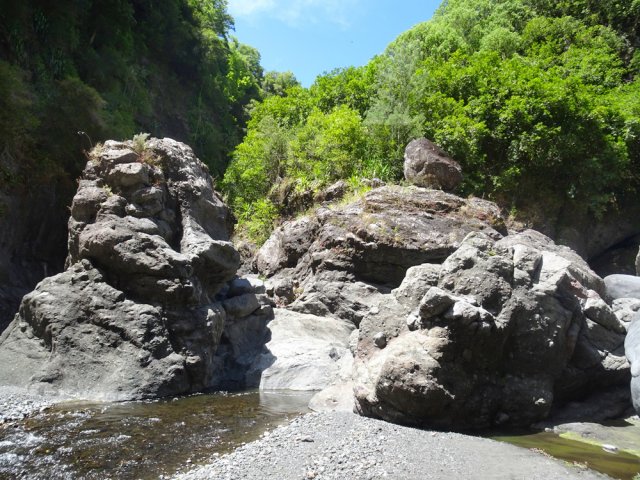 Le gros rocher et sa corde au confluent des deux rivières
