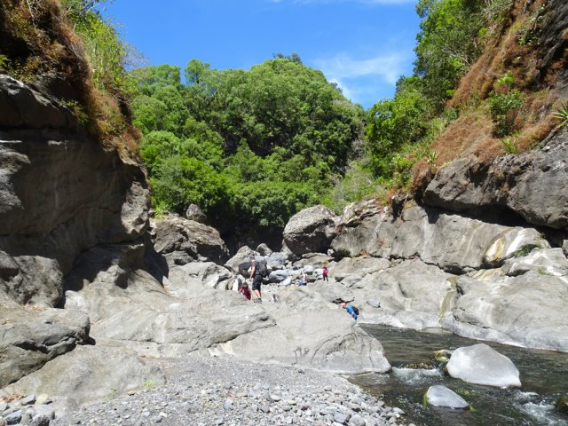 Entamer la descente de la Rivière du mât, beaucoup plus large