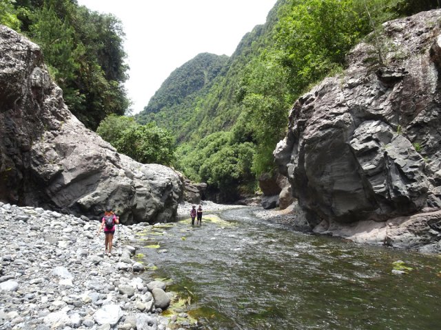 D'anciennes coulées de lave ont été coupées par la rivière