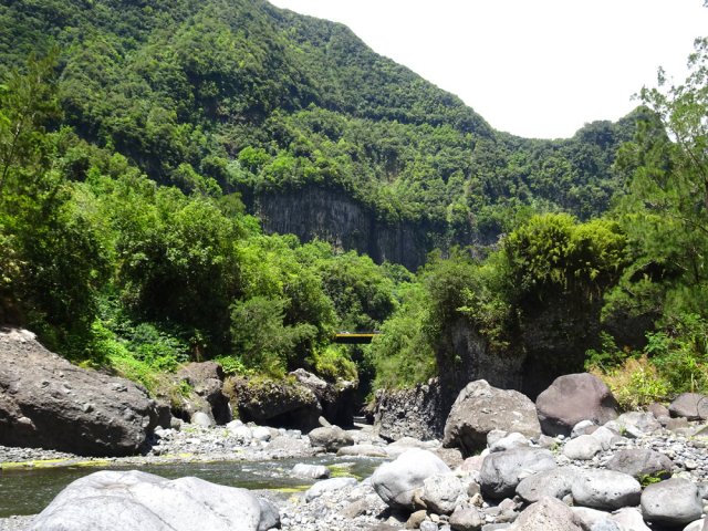 Entamer la montée par le sentier lorsqu'on devine le pont de l'Escalier